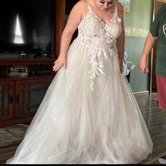 Wedding dress. - Picture 1 of 2